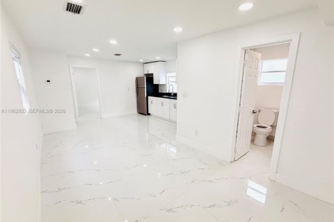 Villa ou maison à louer à Miami, Floride: 1 chambre, 144.37 m2 № 2080493 - photo 4