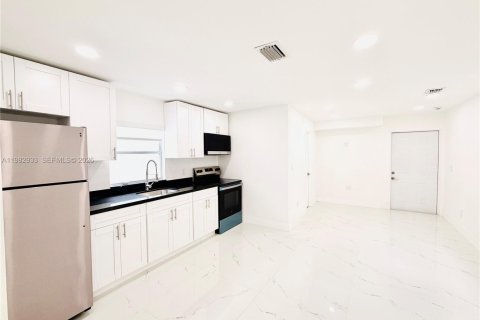 Villa ou maison à louer à Miami, Floride: 1 chambre, 144.37 m2 № 2080493 - photo 3