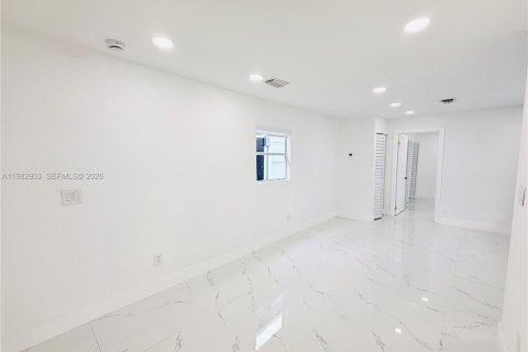Villa ou maison à louer à Miami, Floride: 1 chambre, 144.37 m2 № 2080493 - photo 5