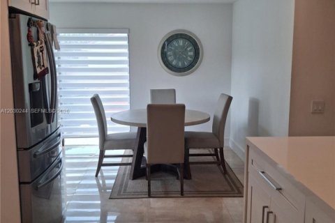 Villa ou maison à vendre à Hialeah, Floride: 3 chambres, 179.21 m2 № 2085458 - photo 14