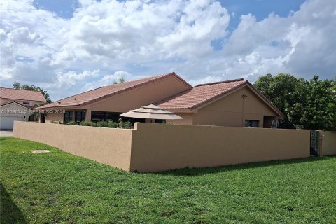 Villa ou maison à vendre à Hialeah, Floride: 3 chambres, 179.21 m2 № 2085458 - photo 2