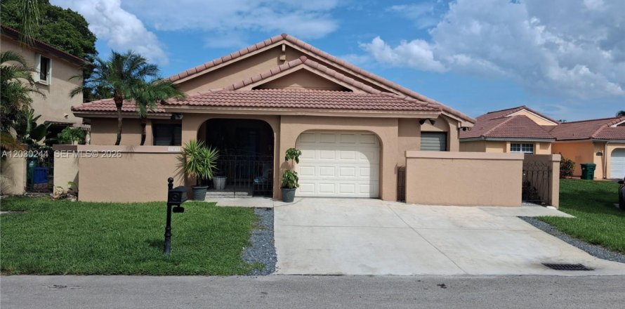Villa ou maison à Hialeah, Floride 3 chambres, 179.21 m2 № 2085458
