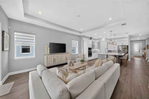 House in Orlando, Florida 5 bedrooms, 287.81 sq.m. № 2208876 - photo 15