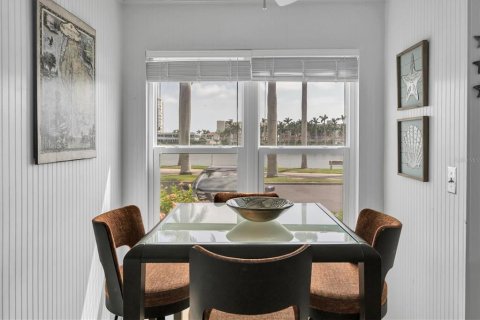 Condo in Saint Petersburg, Florida, 2 bedrooms  № 1680062 - photo 13