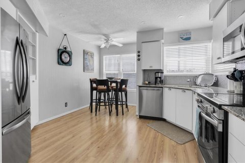 Condo in Saint Petersburg, Florida, 2 bedrooms  № 1680062 - photo 12