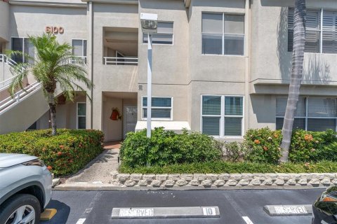 Condo in Saint Petersburg, Florida, 2 bedrooms  № 1680062 - photo 3
