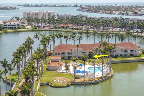 Condo in Saint Petersburg, Florida, 2 bedrooms  № 1680062 - photo 1
