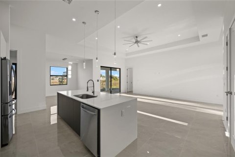 House in Cape Coral, Florida 3 bedrooms, 180.23 sq.m. № 1111419 - photo 17