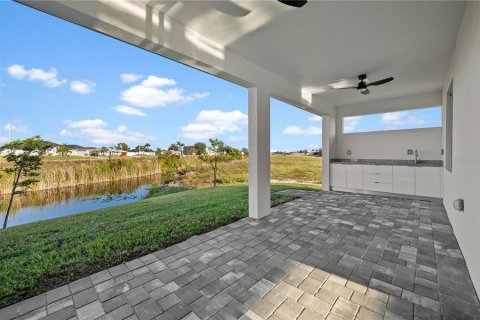 House in Cape Coral, Florida 3 bedrooms, 180.23 sq.m. № 1111419 - photo 24