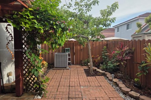 House in Miami, Florida 3 bedrooms, 149.76 sq.m. № 1834198 - photo 2