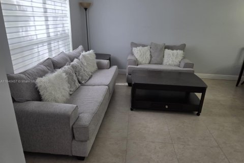 House in Miami, Florida 3 bedrooms, 149.76 sq.m. № 1834198 - photo 12