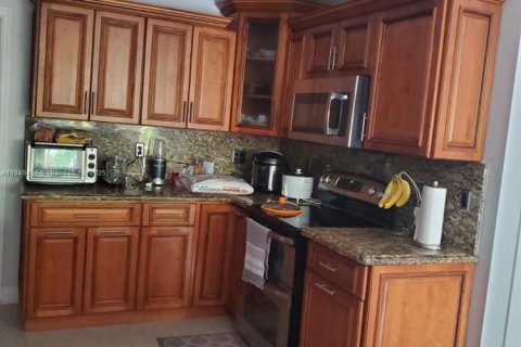 House in Miami, Florida 3 bedrooms, 149.76 sq.m. № 1834198 - photo 30