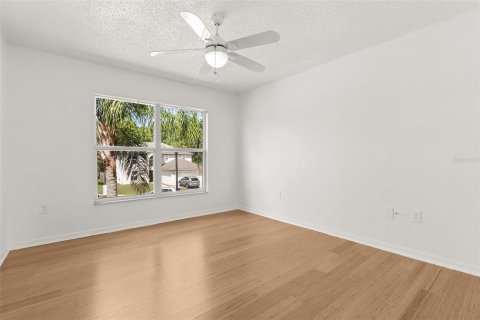 House in Orlando, Florida 4 bedrooms, 201.6 sq.m. № 2215858 - photo 18