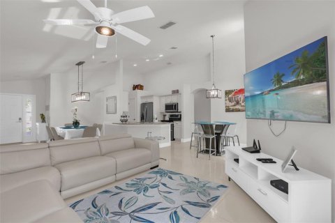 House in Kissimmee, Florida 4 bedrooms, 143.91 sq.m. № 2117270 - photo 4
