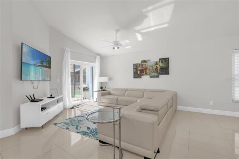 House in Kissimmee, Florida 4 bedrooms, 143.91 sq.m. № 2117270 - photo 2