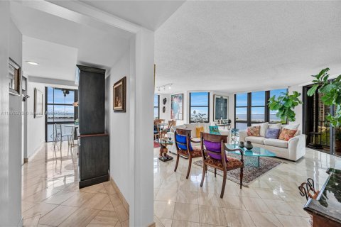 Condo in Miami, Florida, 3 bedrooms  № 1921821 - photo 12