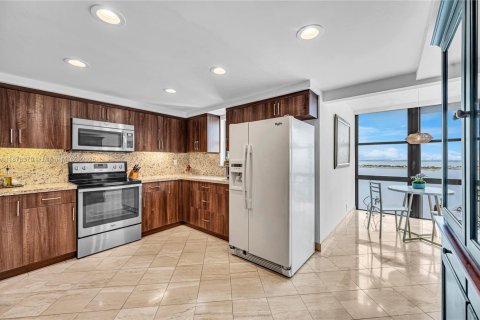 Condo in Miami, Florida, 3 bedrooms  № 1921821 - photo 14