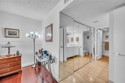 Condo in Miami, Florida, 3 bedrooms  № 1921821 - photo 16
