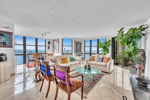 Condo in Miami, Florida, 3 bedrooms  № 1921821 - photo 7