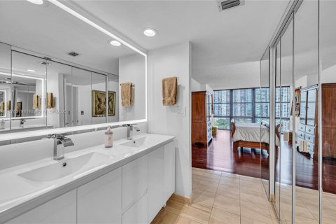 Condo in Miami, Florida, 3 bedrooms  № 1921821 - photo 17