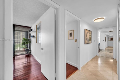 Condo in Miami, Florida, 3 bedrooms  № 1921821 - photo 15
