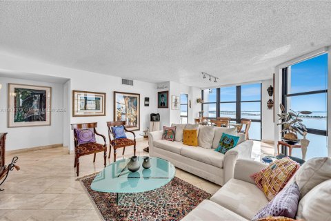 Condo in Miami, Florida, 3 bedrooms  № 1921821 - photo 10