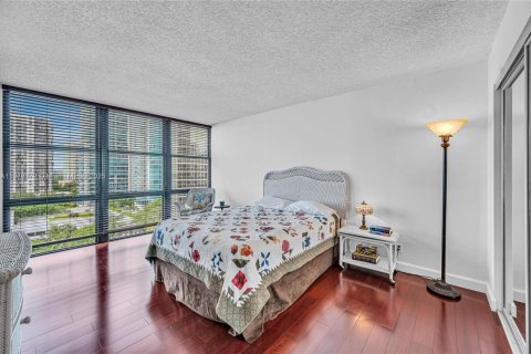 Condo in Miami, Florida, 3 bedrooms  № 1921821 - photo 21