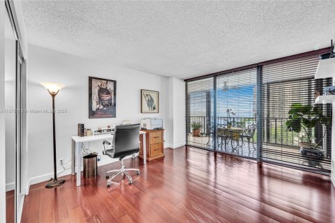 Condo in Miami, Florida, 3 bedrooms  № 1921821 - photo 24