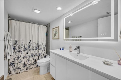 Condo in Miami, Florida, 3 bedrooms  № 1921821 - photo 23