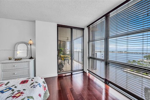 Condo in Miami, Florida, 3 bedrooms  № 1921821 - photo 22