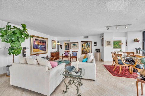 Condo in Miami, Florida, 3 bedrooms  № 1921821 - photo 11