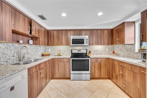 Condo in Miami, Florida, 3 bedrooms  № 1921821 - photo 13