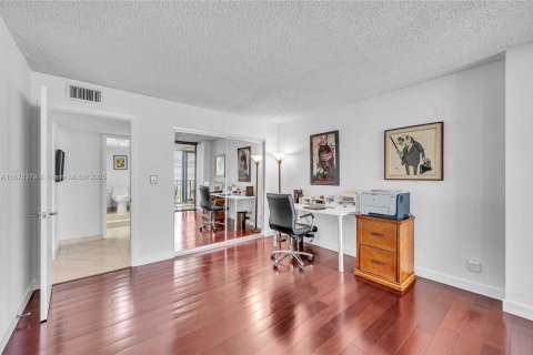 Condo in Miami, Florida, 3 bedrooms  № 1921821 - photo 25