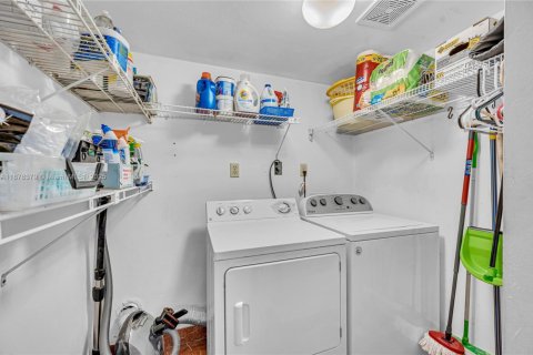 Condo in Miami, Florida, 3 bedrooms  № 1921821 - photo 27