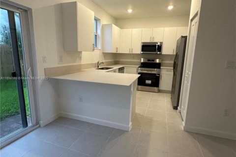 Adosado en alquiler en Homestead, Florida, 3 dormitorios № 1946066 - foto 10