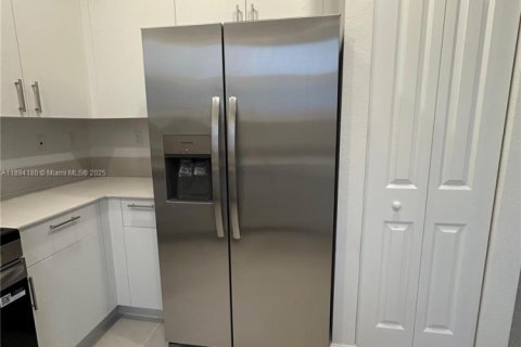 Adosado en alquiler en Homestead, Florida, 3 dormitorios № 1946066 - foto 7