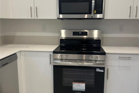 Adosado en alquiler en Homestead, Florida, 3 dormitorios № 1946066 - foto 8