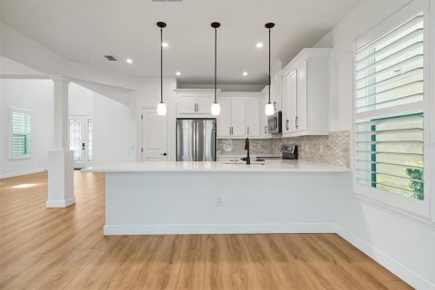 House in Winter Park, Florida 4 bedrooms, 204.01 sq.m. № 2147495 - photo 6