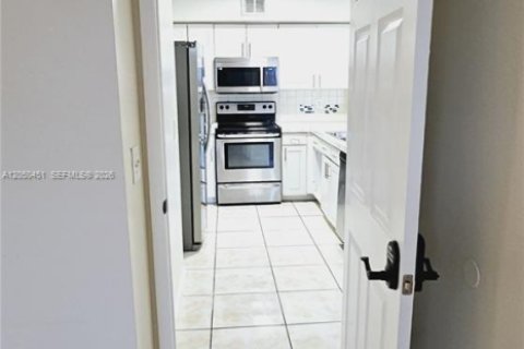 Condo in West Palm Beach, Florida, 2 bedrooms  № 2177584 - photo 8
