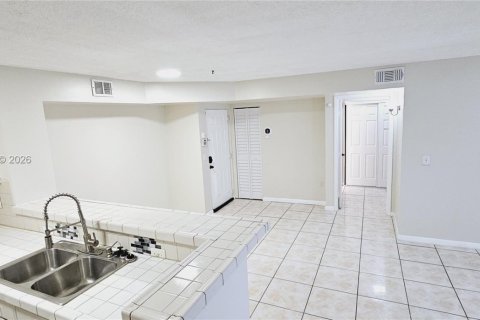 Condo in West Palm Beach, Florida, 2 bedrooms  № 2177584 - photo 4