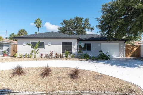 House in Saint Pete Beach, Florida 2 bedrooms, 136.94 sq.m. № 2221239