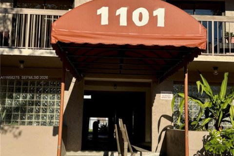 Copropriété à louer à Miami, Floride: 2 chambres, 83.61 m2 № 2017756 - photo 2