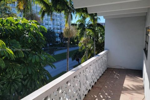 Снять в аренду кондоминиум в Норт-Майами, Флорида 2 спальни, 106м2, № 2003759 - фото 2