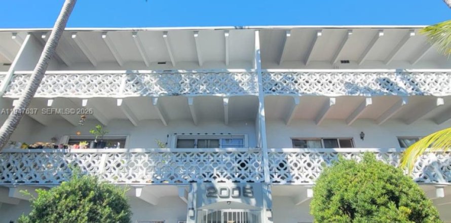 Кондоминиум с 2 спальнями в Норт-Майами, Флорида № 2003759