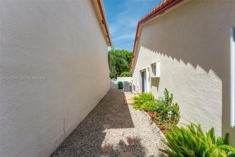 Villa ou maison à louer à Doral, Floride: 3 chambres, 176.98 m2 № 2000295 - photo 25