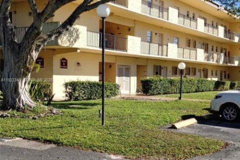 Купить кондоминиум в Холливуд, Флорида 1 спальня, 67.82м2, № 1977348 - фото 1