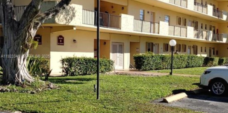 Кондоминиум с 1 спальней в Холливуд, Флорида № 1977348