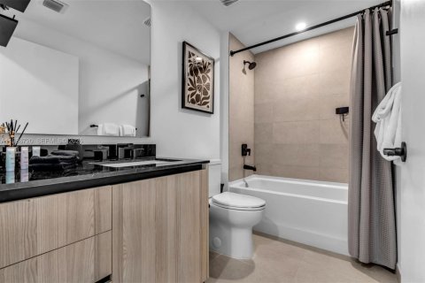 Condominio en alquiler en Miami, Florida, 2 dormitorios, 64.66 m2 № 2240679 - foto 16