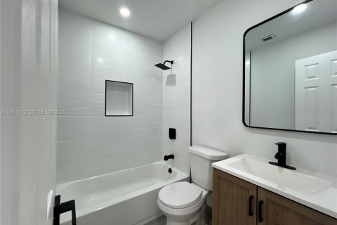 Villa ou maison à vendre à Miami, Floride: 3 chambres, 81.2 m2 № 2074882 - photo 6