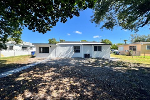 Villa ou maison à vendre à Miami, Floride: 3 chambres, 81.2 m2 № 2074882 - photo 14